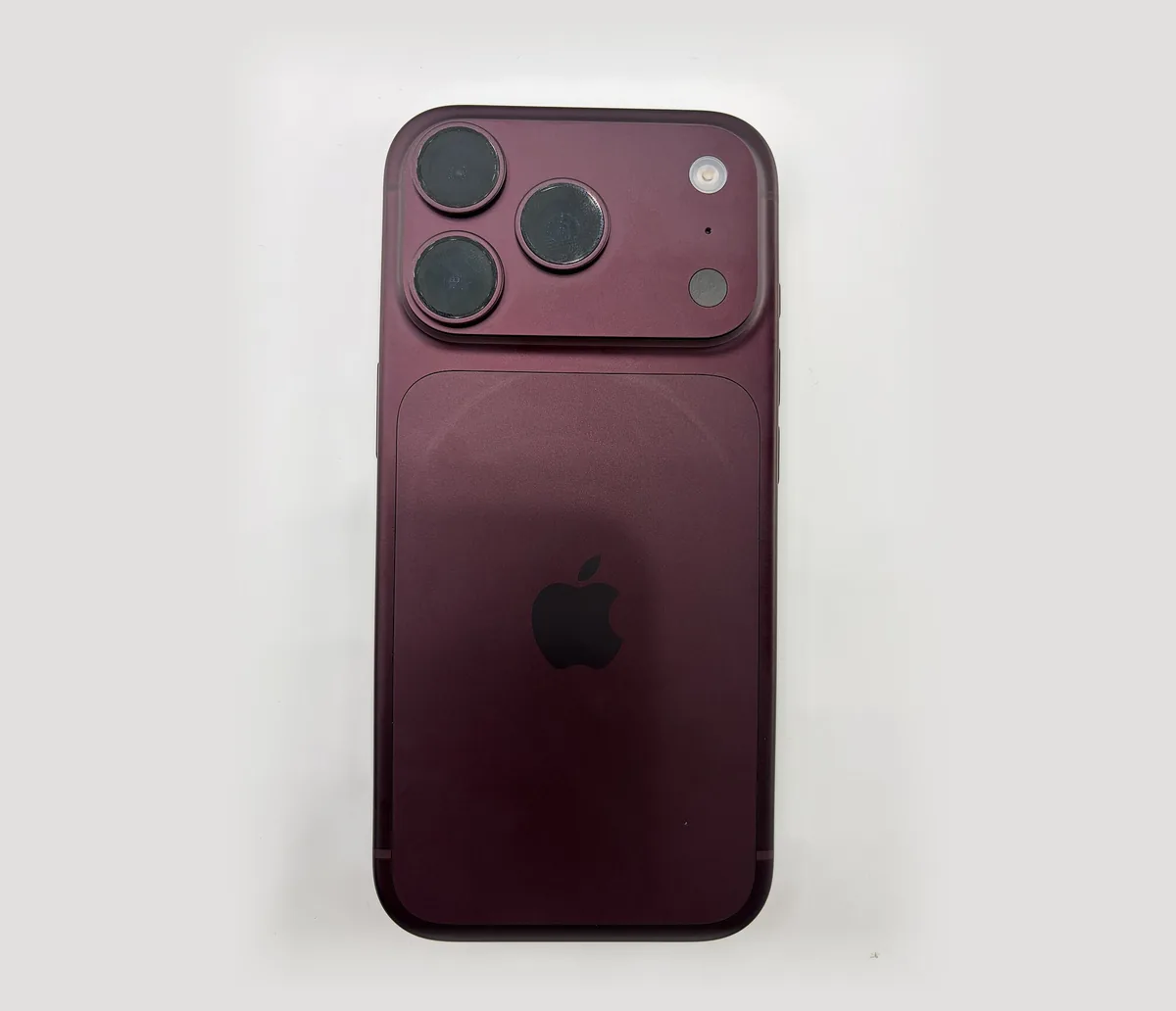 iPhone 18 Pro Max na cor vinho, visto de trás