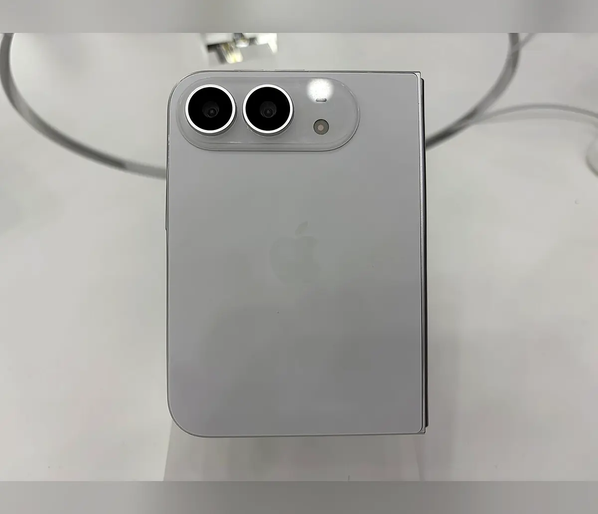 iPhone Duo fechado, visto de trás