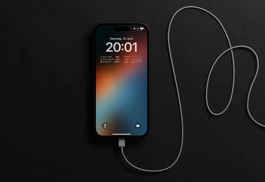 iPhone carregando na tomada