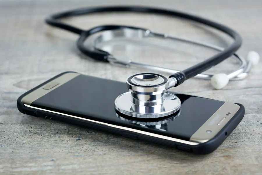 Estetoscópio sobre um smartphone, como num diagnóstico