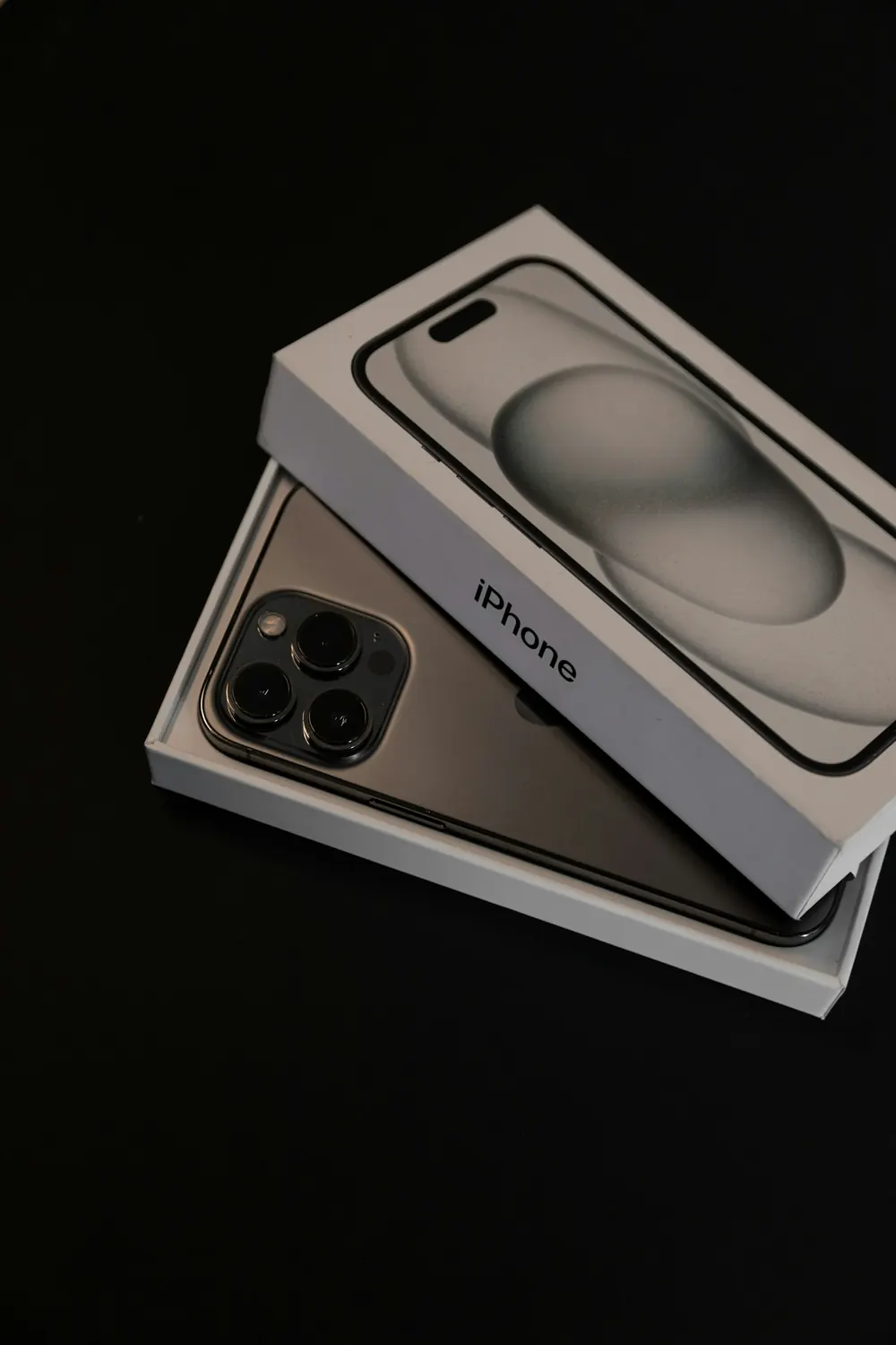 iPhone novo ao lado da caixa original