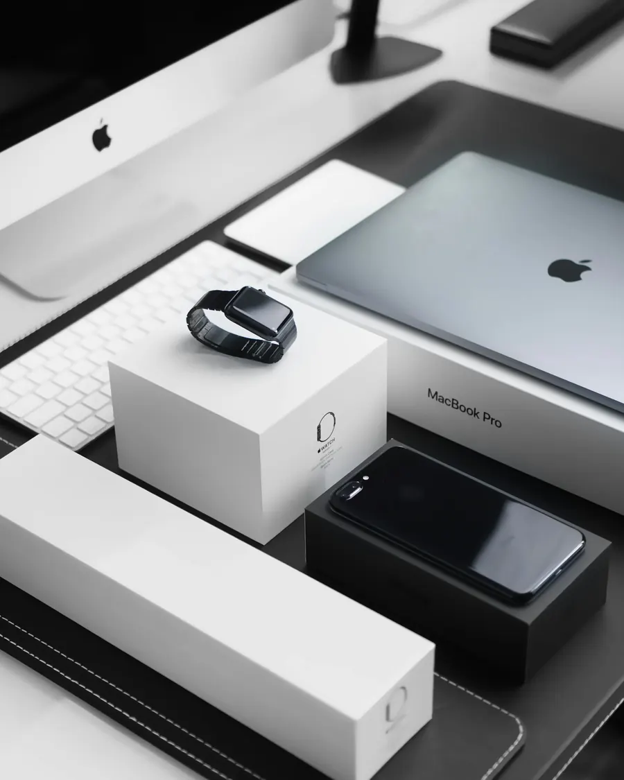 Apple Watch, MacBook e iPhone com as caixas originais